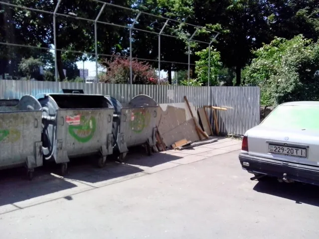 Не зважаючи на підняття тарифів на вивіз сміття, контейнерні майданчики завалені непотребом (фото) — фото 10