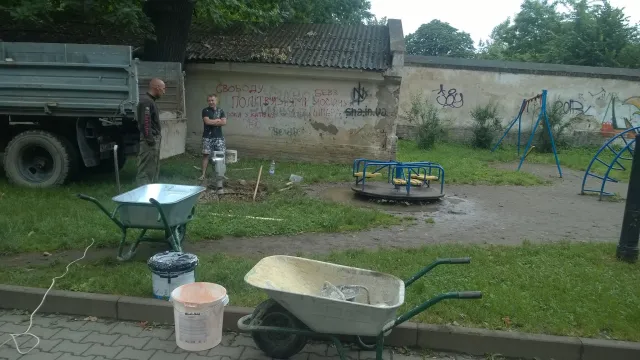 Комунальники взялися за ремонт дитячого майданчика на Валах (фото) — фото 1