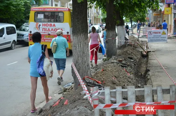 На одній з вулиць Франківська міняють електрокабель (фото) — фото 2