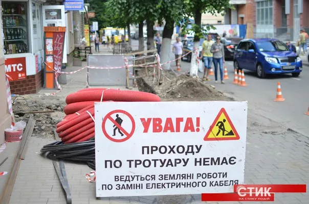 На одній з вулиць Франківська міняють електрокабель (фото) — фото 4