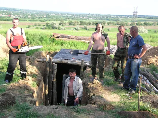 Корупція, смотрящі, відсутність матеріалів та мінімальних умов життя. Або як прикарпатці будують укріплення на передовій (фото) — фото 2