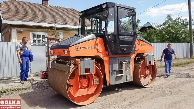 У Франківську на Деповській вистилають верхній шар асфальту (фото) — фото 2