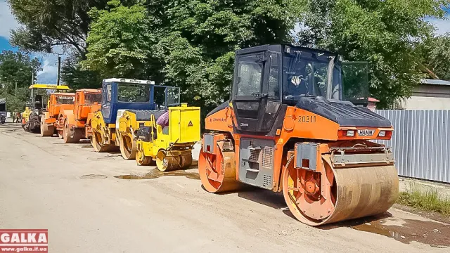 У Франківську на Деповській вистилають верхній шар асфальту (фото) — фото 3