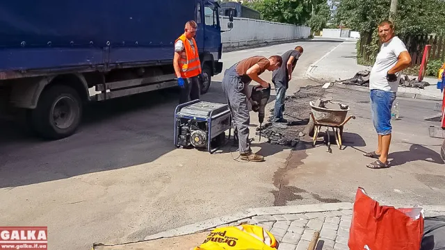 У Франківську на Деповській вистилають верхній шар асфальту (фото) — фото 5