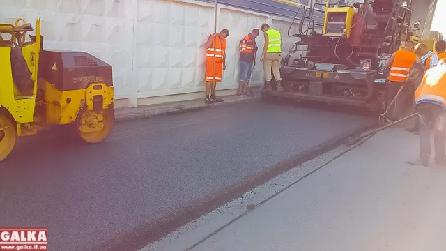 У Франківську на Деповській вистилають верхній шар асфальту (фото) — фото 8