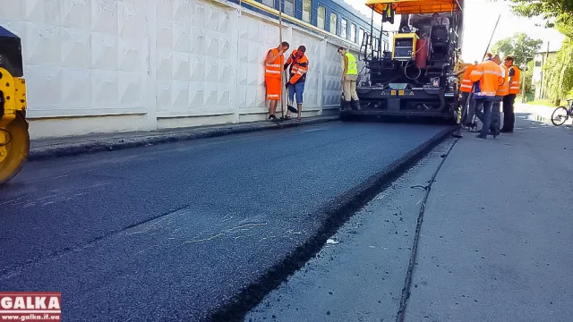 У Франківську на Деповській вистилають верхній шар асфальту (фото) — фото 9