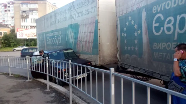 У Франківську вантажівка затиснула “Ниву” (фото) — фото 1