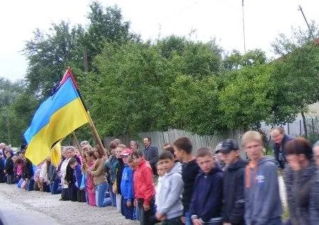 На Прикарпатті люди на колінах зустрічала загиблого на Донбасі Віталія Козака (фото) — фото 2