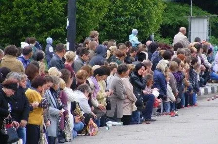 На Прикарпатті люди на колінах зустрічала загиблого на Донбасі Віталія Козака (фото) — фото 3