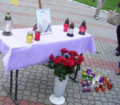 На Прикарпатті люди на колінах зустрічала загиблого на Донбасі Віталія Козака (фото) — фото 6
