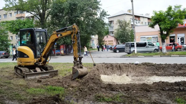У Франківську продовжують розширювати парковку поблизу дитлікарні (фото) — фото 1