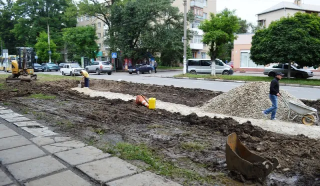 У Франківську продовжують розширювати парковку поблизу дитлікарні (фото) — фото 3