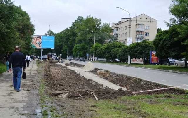 У Франківську продовжують розширювати парковку поблизу дитлікарні (фото) — фото 4