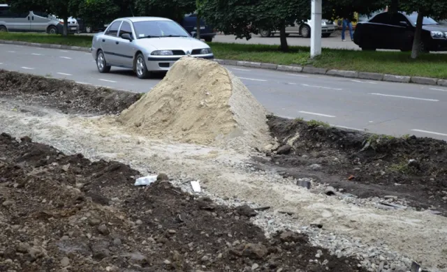 У Франківську продовжують розширювати парковку поблизу дитлікарні (фото) — фото 5
