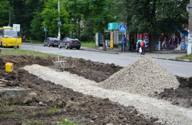 У Франківську продовжують розширювати парковку поблизу дитлікарні (фото) — фото 6