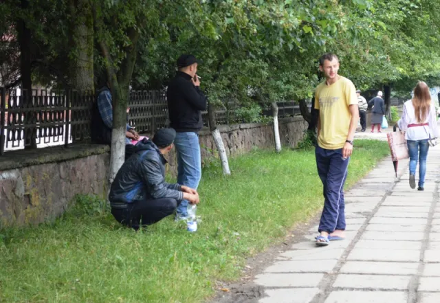 У Франківську продовжують розширювати парковку поблизу дитлікарні (фото) — фото 7