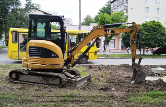 У Франківську продовжують розширювати парковку поблизу дитлікарні (фото) — фото 8