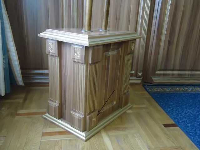 В Івано-Франківській ОДА Державний Герб України прикручена «догори ногами» (фото) — фото 1
