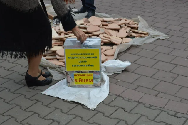 У центрі Івано-Франківська затримали «збирачів» допомоги для бійців АТО (фото) — фото 4