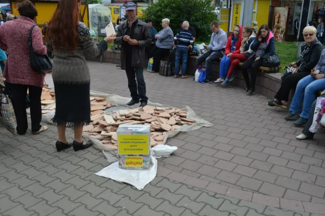 У центрі Івано-Франківська затримали «збирачів» допомоги для бійців АТО (фото) — фото 6