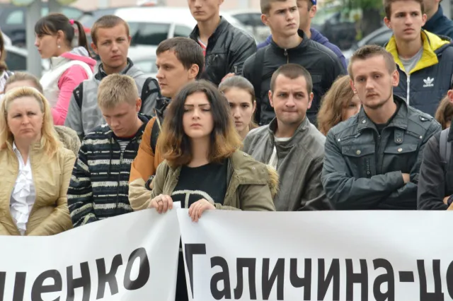 В Івано-Франківську знову вийшли мітинг проти підняття тарифів на комунальні послуги (фото) — фото 1