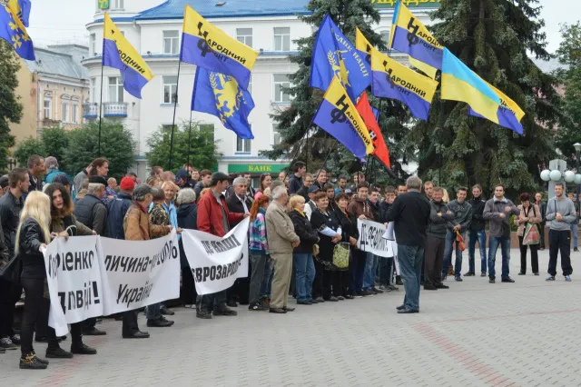 В Івано-Франківську знову вийшли мітинг проти підняття тарифів на комунальні послуги (фото) — фото 2