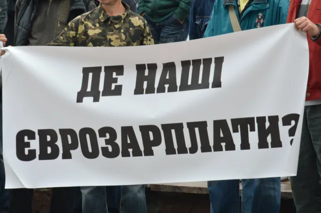 В Івано-Франківську знову вийшли мітинг проти підняття тарифів на комунальні послуги (фото) — фото 4