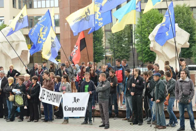 В Івано-Франківську знову вийшли мітинг проти підняття тарифів на комунальні послуги (фото) — фото 7