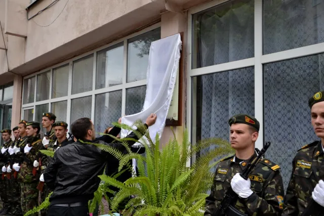 У Франківську встановили анотаційну дошку загиблому в АТО Тарасу Шевченку (фото) — фото 5