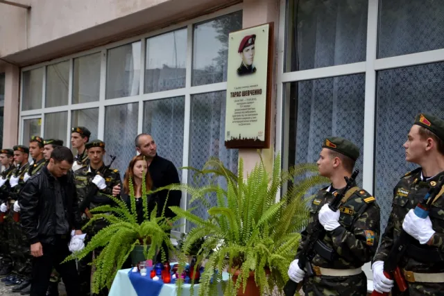 У Франківську встановили анотаційну дошку загиблому в АТО Тарасу Шевченку (фото) — фото 6