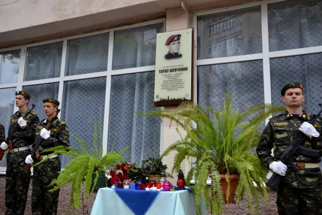 У Франківську встановили анотаційну дошку загиблому в АТО Тарасу Шевченку (фото) — фото 10