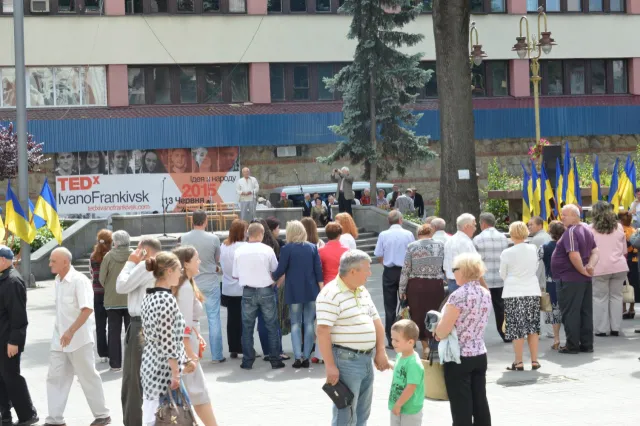 Святкування Дня Конституції у Франківську виявилося малолюдним (фото) — фото 14