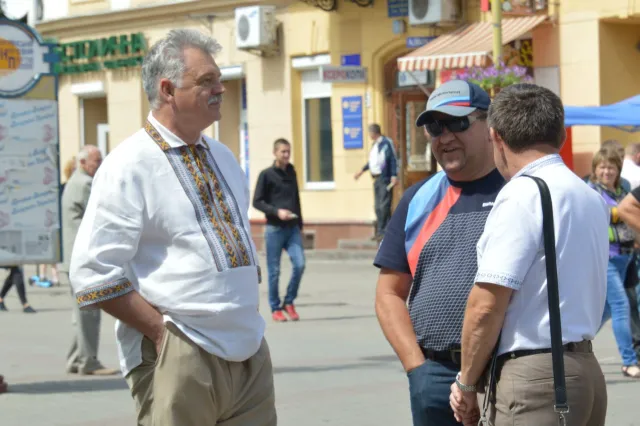 Святкування Дня Конституції у Франківську виявилося малолюдним (фото) — фото 4