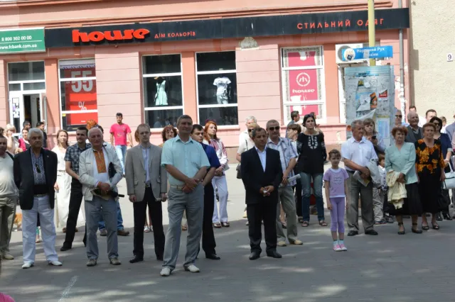 Святкування Дня Конституції у Франківську виявилося малолюдним (фото) — фото 8
