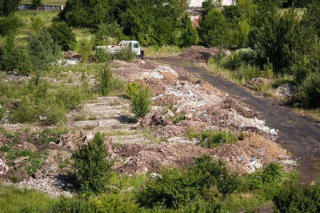 Майже у центрі Франківська влаштували стихійне сміттєзвалище (фото) — фото 2