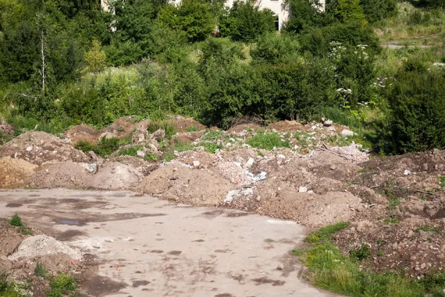 Майже у центрі Франківська влаштували стихійне сміттєзвалище (фото) — фото 5