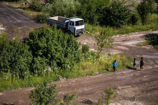 Майже у центрі Франківська влаштували стихійне сміттєзвалище (фото) — фото 6