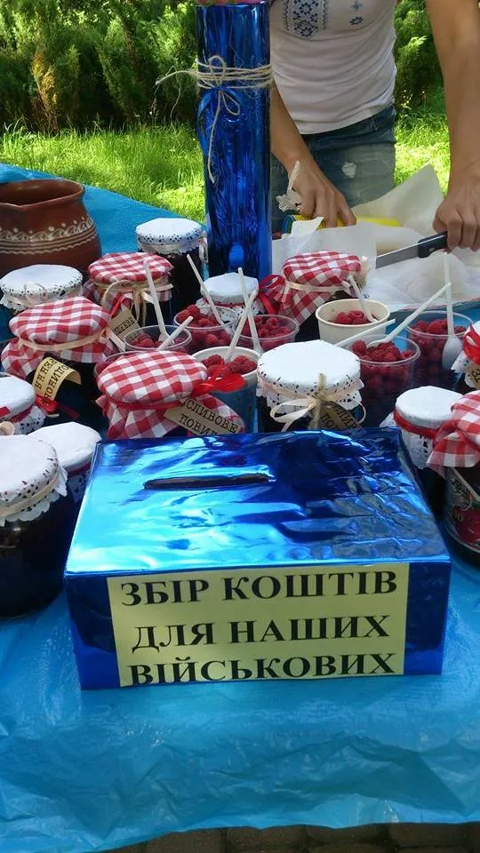 Франківці на благодійність продавали домашні смаколики (фото) — фото 3