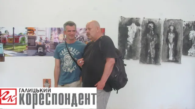 "Ґоґодзи" та панна у платті з поліетилену допомагали франківцям поринути у виставку артефактів "Трансформовані моменти походження"  (фото) — фото 14