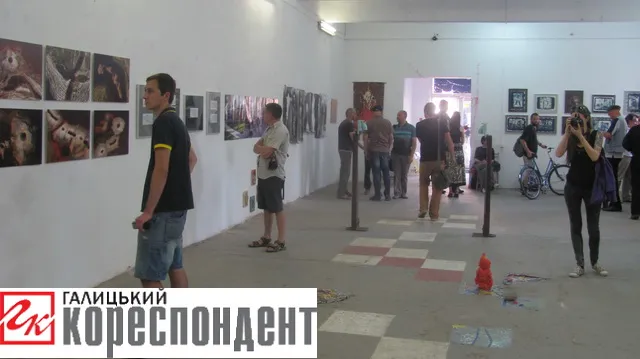 "Ґоґодзи" та панна у платті з поліетилену допомагали франківцям поринути у виставку артефактів "Трансформовані моменти походження"  (фото) — фото 19