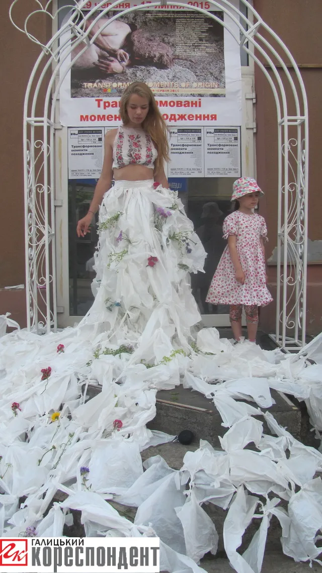 "Ґоґодзи" та панна у платті з поліетилену допомагали франківцям поринути у виставку артефактів "Трансформовані моменти походження"  (фото) — фото 23