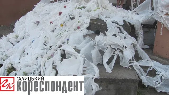 "Ґоґодзи" та панна у платті з поліетилену допомагали франківцям поринути у виставку артефактів "Трансформовані моменти походження"  (фото) — фото 24