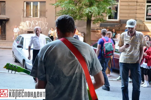 "Ґоґодзи" та панна у платті з поліетилену допомагали франківцям поринути у виставку артефактів "Трансформовані моменти походження"  (фото) — фото 7