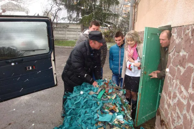 П’ятнадцять шкіл Івано-Франківська долучились до в’язання маскувальних сіток (фото) — фото 4