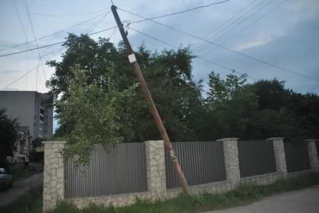 У Франківську впав телефонний стовп, люди уже тиждень чекають на ліквідацію аварії (фото) — фото 1
