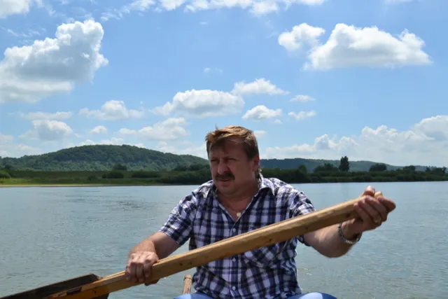 На прийом до сільського голови люди пливуть човнами - такі реалії життя на Прикарпатті (фото) — фото 1