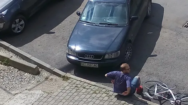 У центрі Франківська велосипедист потрапив під колеса авто (фото) — фото 2