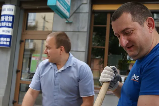 Франківці власноруч взялися облагороджувати місто (фото) — фото 1