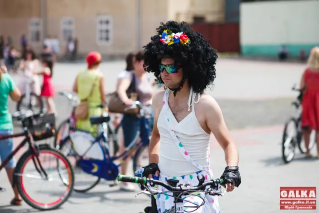 У Франківську заквітчані дівчата проїхалися на велосипедах (фото+відео) — фото 1