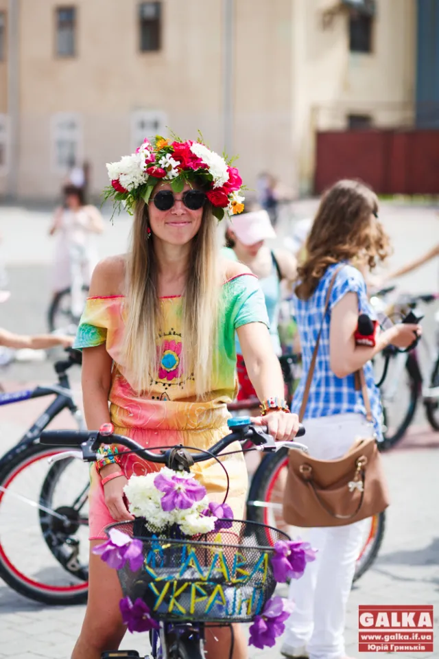 У Франківську заквітчані дівчата проїхалися на велосипедах (фото+відео) — фото 2